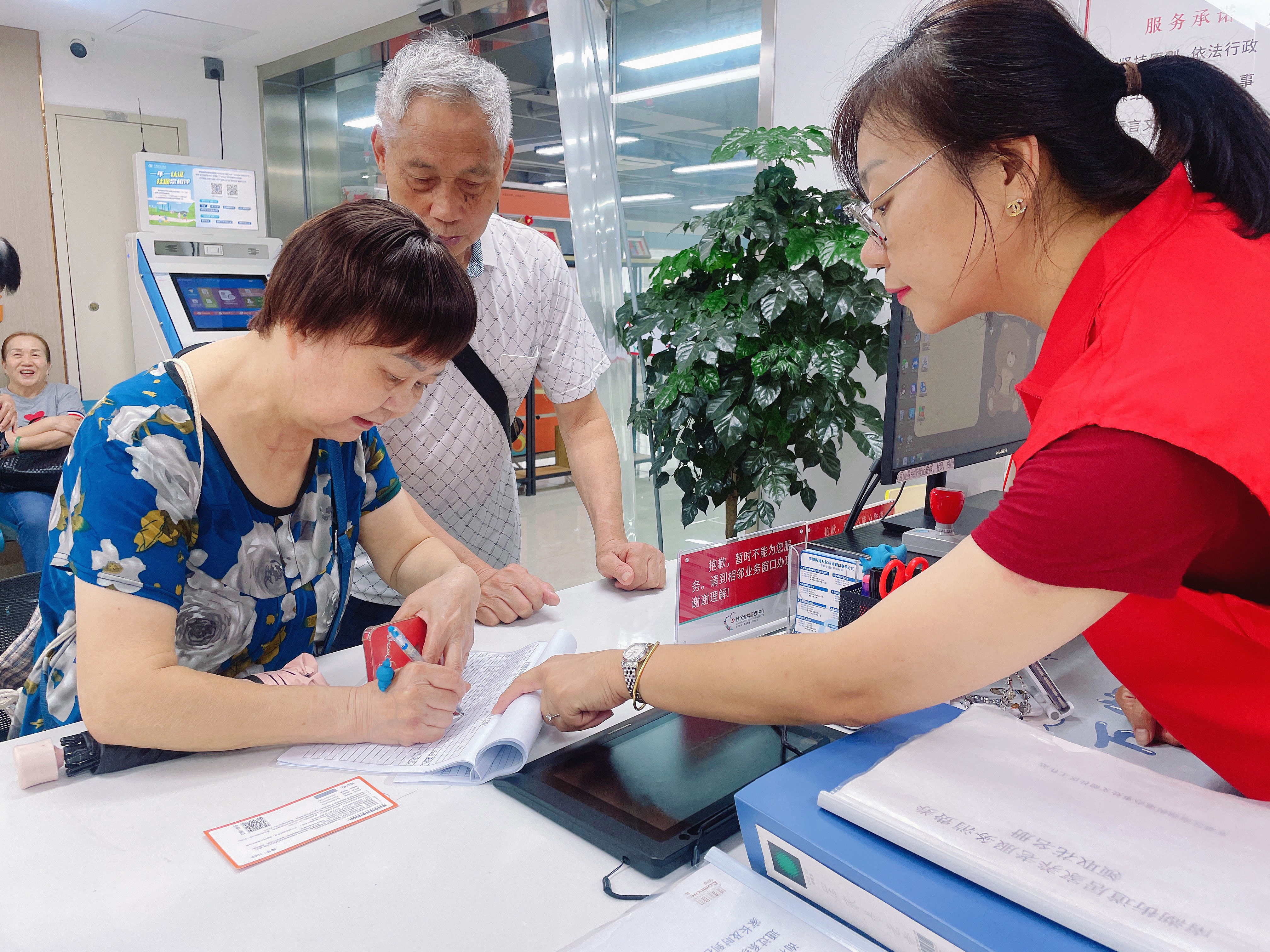 20240814公共事务中心为退休居民发放礼品券 (5).jpg