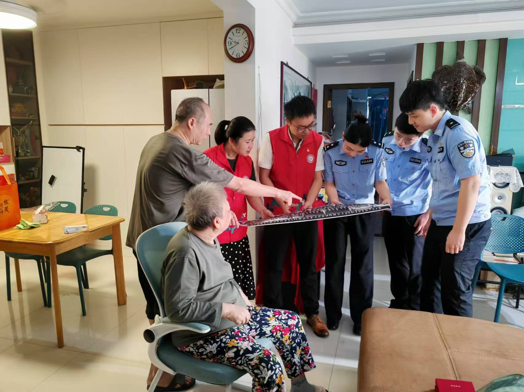 20240903社区与缉私局一同探访辖区内退役军人 (3).jpg 20240903社区与缉私局一同探访辖区内退役军人 (3).jpg