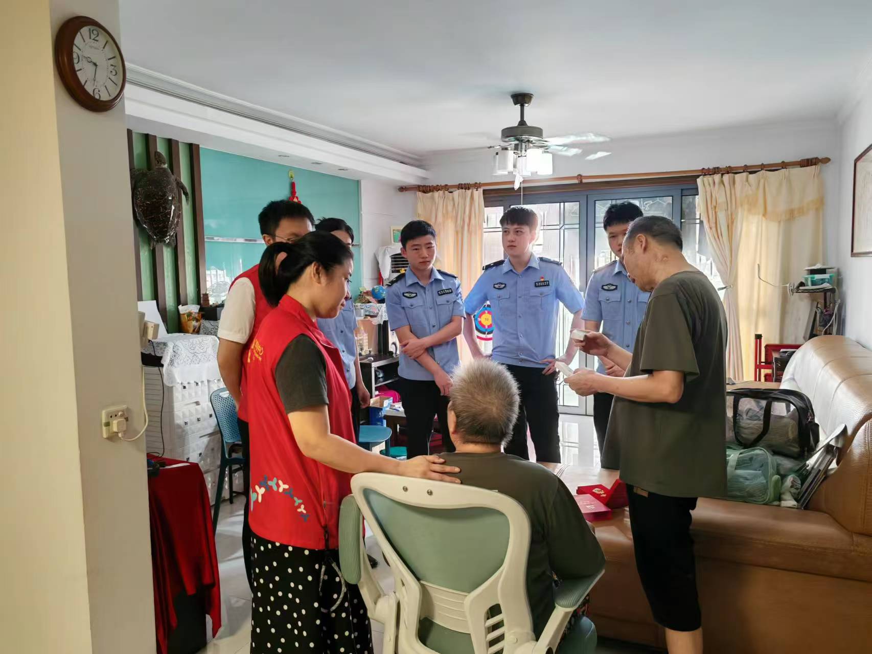 20240903社区与缉私局一同探访辖区内退役军人 (2).jpg 20240903社区与缉私局一同探访辖区内退役军人 (2).jpg
