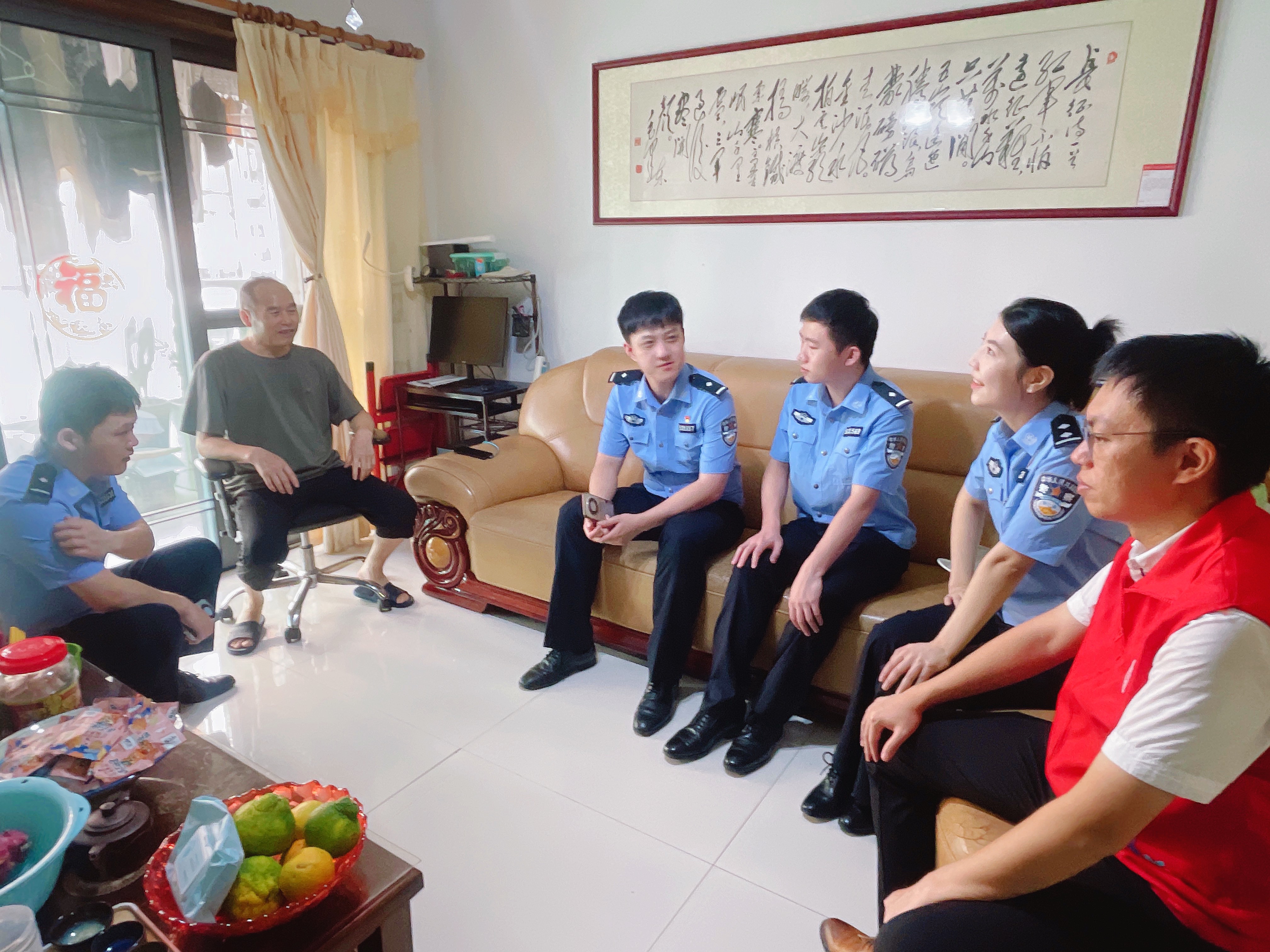 20240903社区与缉私局一同探访辖区内退役军人 (1).jpg 20240903社区与缉私局一同探访辖区内退役军人 (1).jpg