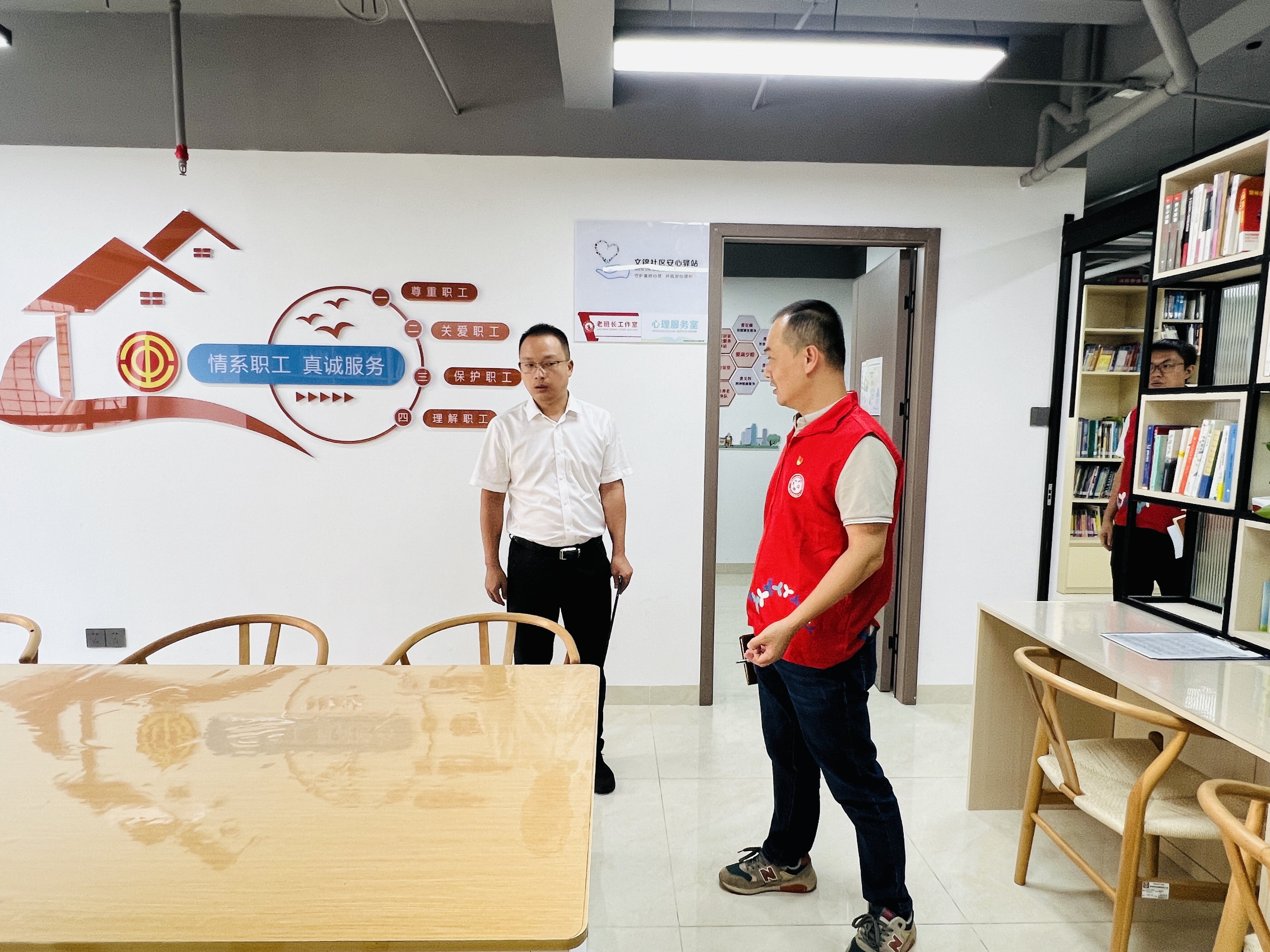 20240903街道党工委副书记、办事处主任王进到文锦社区党群服务中心指导工作 (3).jpg 20240903街道党工委副书记、办事处主任王进到文锦社区党群服务中心指导工作 (3).jpg