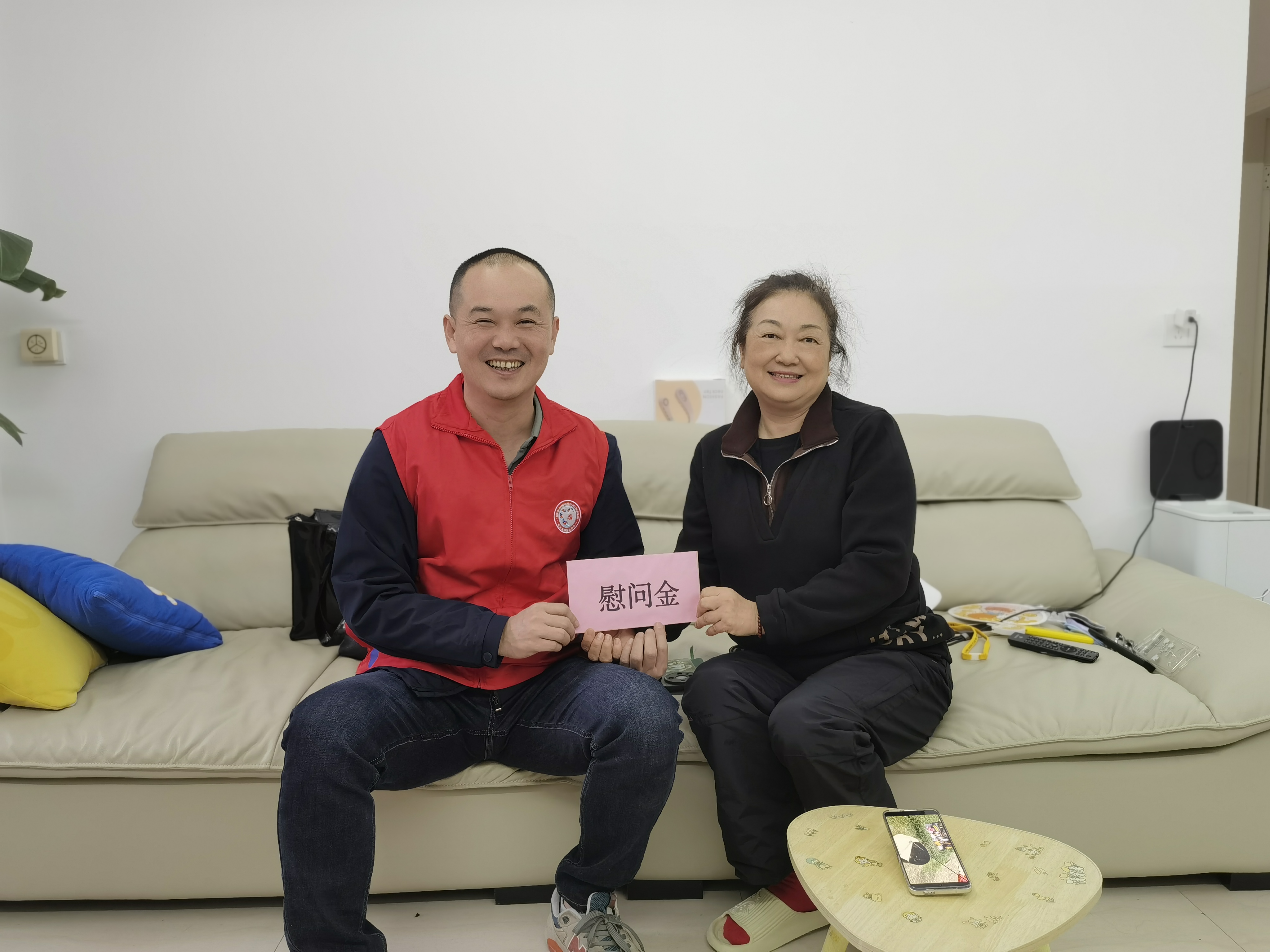 20250123南湖街道领导新春慰问老党员,传递温暖与关怀 (2).jpg 20250123南湖街道领导新春慰问老党员,传递温暖与关怀 (2).jpg