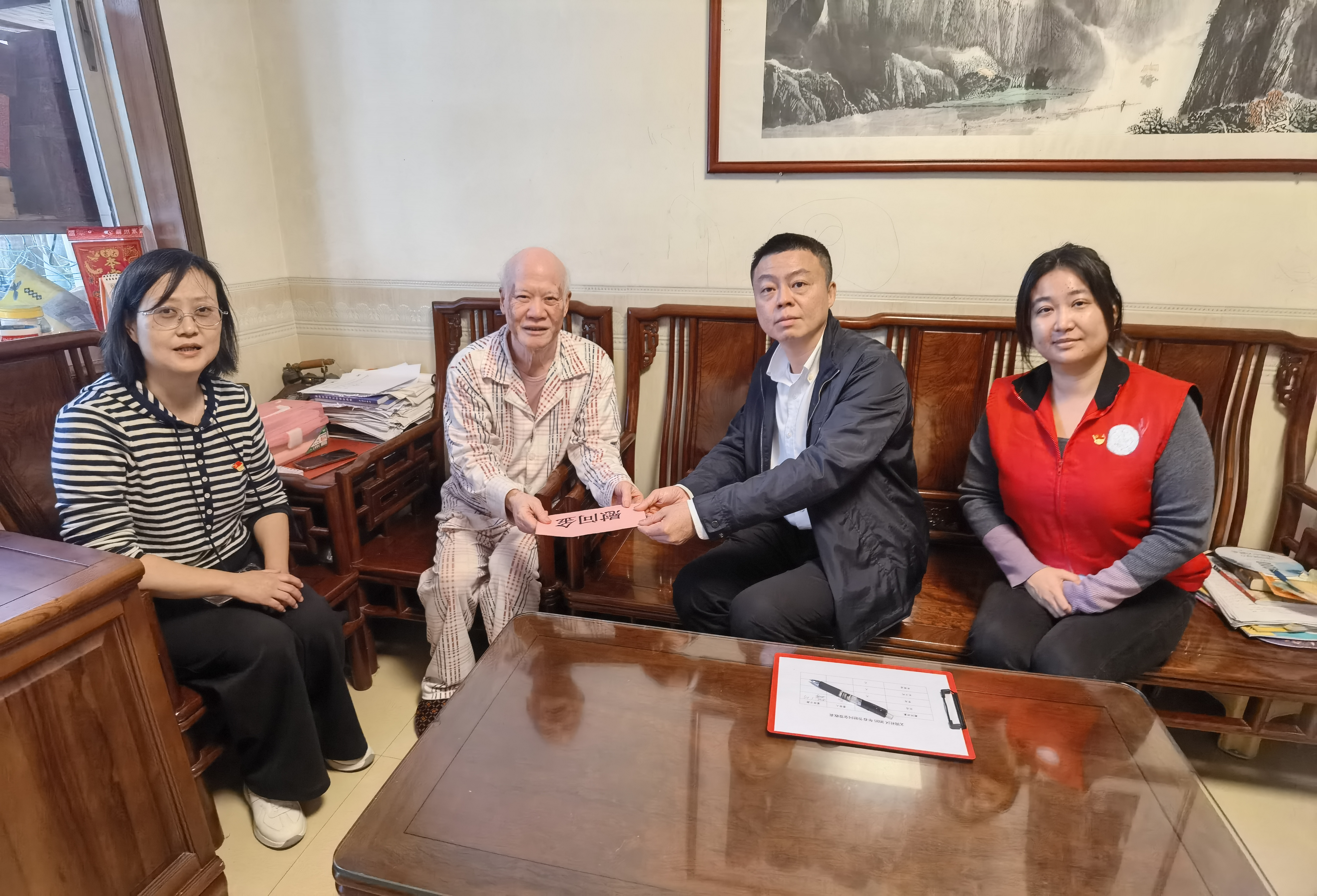 20250123南湖街道领导新春慰问老党员,传递温暖与关怀 (3).jpg 20250123南湖街道领导新春慰问老党员,传递温暖与关怀 (3).jpg