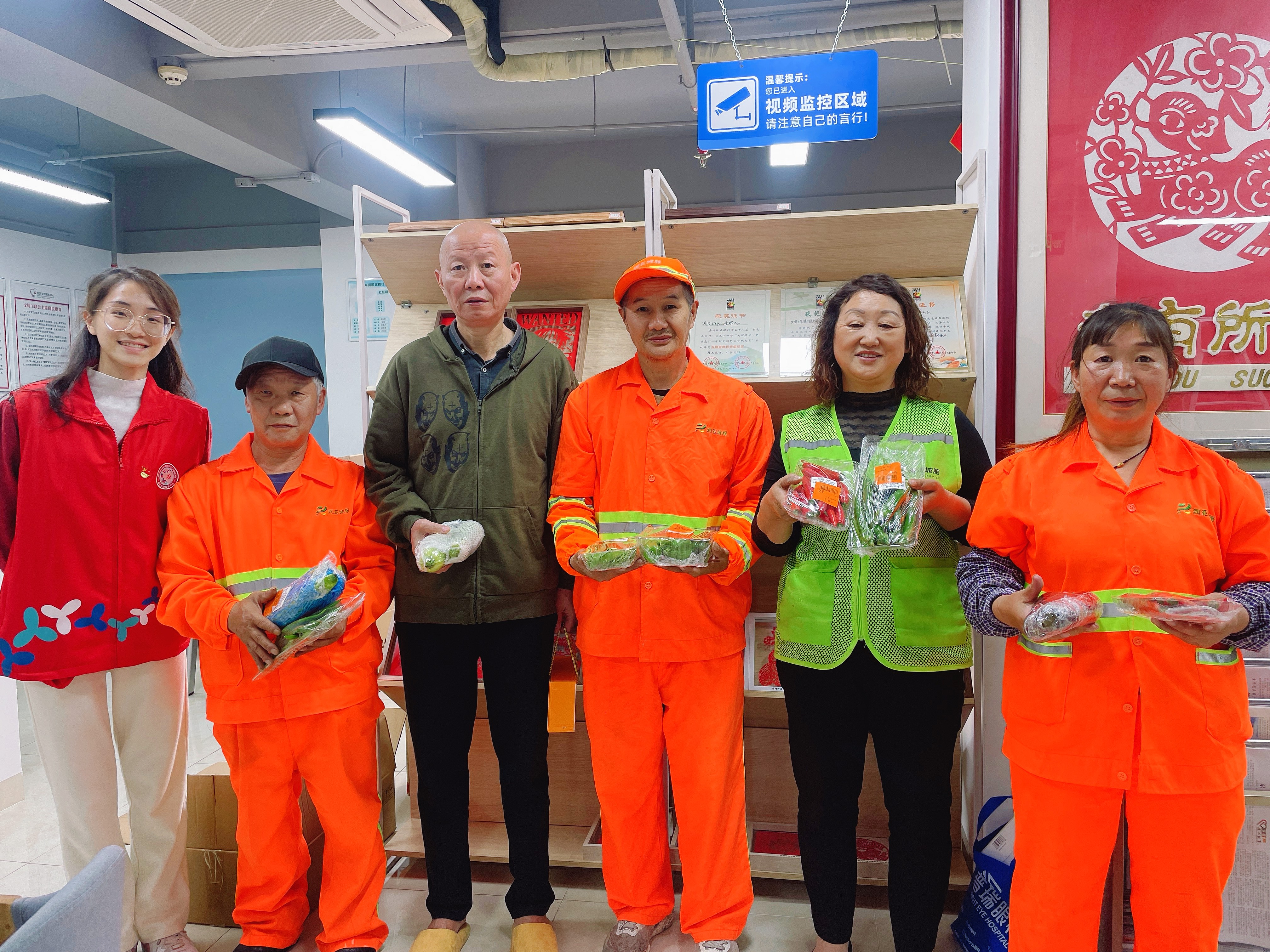 20250217文锦社区开展爱心蔬菜发放活动，传递温暖与关怀 (2).jpg