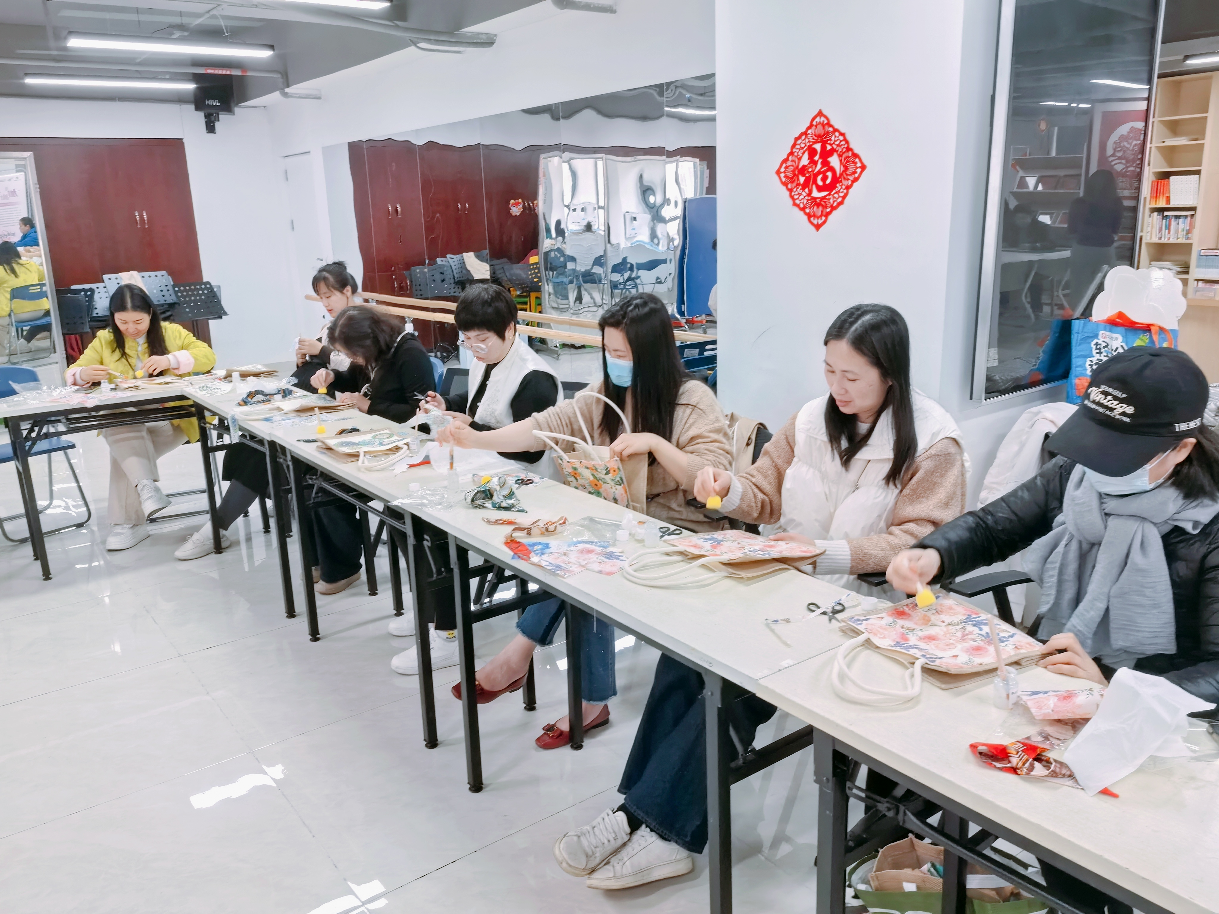 20250219文锦社区“蝶骨巴特手提包-指尖上的艺术之旅 ”DIY 活动 (5).jpg 20250219文锦社区“蝶骨巴特手提包-指尖上的艺术之旅 ”DIY 活动 (5).jpg