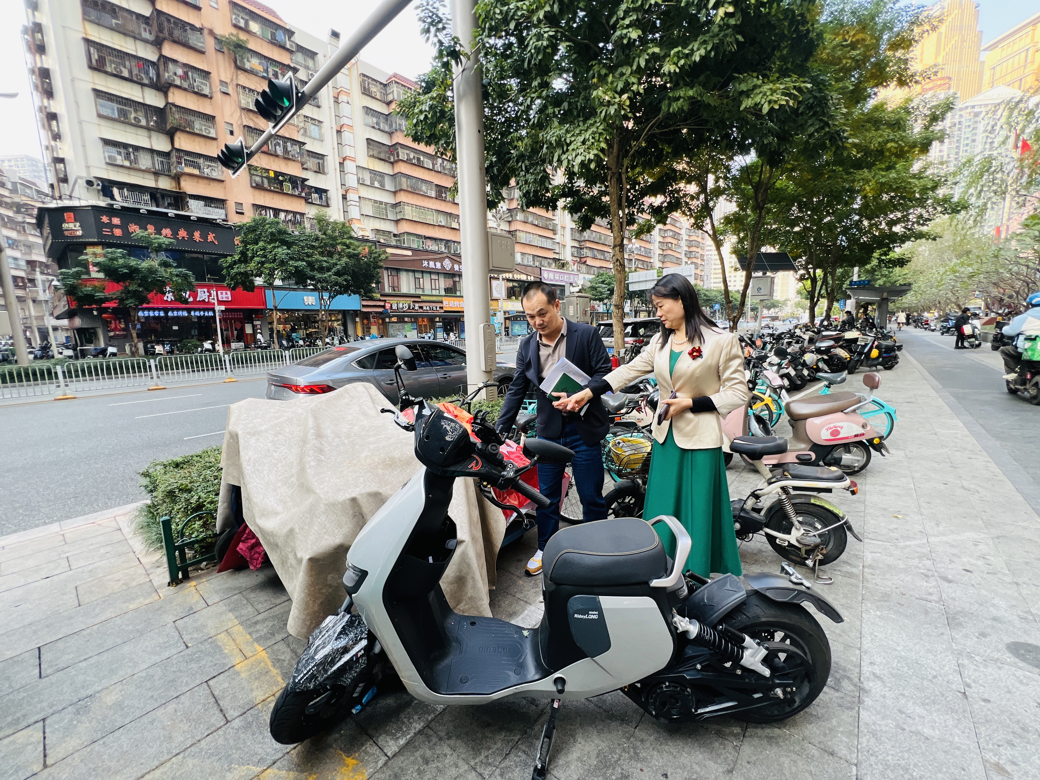 20250221南湖街道领导巡查社区,强化社区治理 (2).jpg 20250221南湖街道领导巡查社区,强化社区治理 (2).jpg