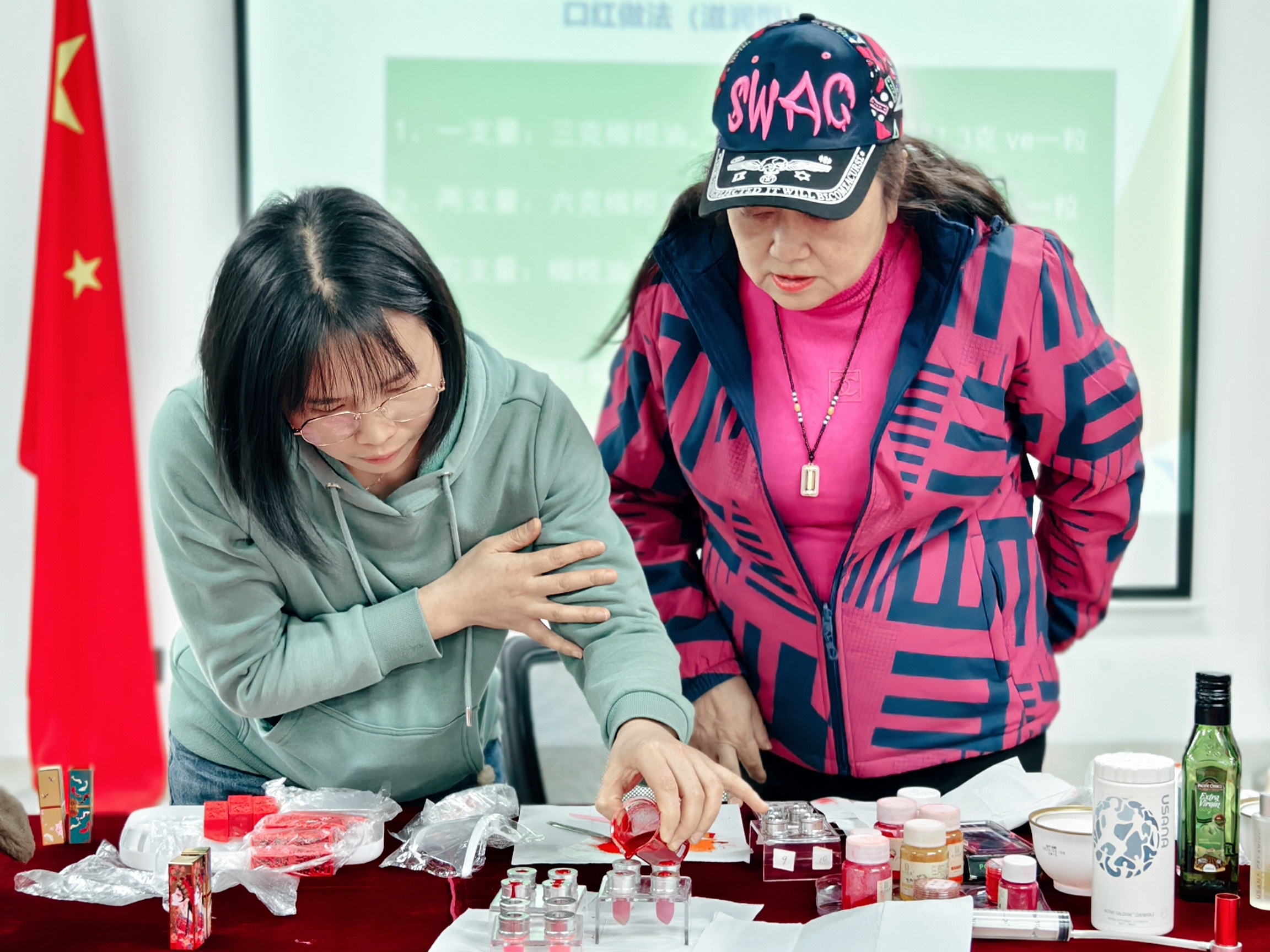 20250306文锦社区“指尖拾趣 唇间绽彩”口红DIY活动 (5).jpg 20250306文锦社区“指尖拾趣 唇间绽彩”口红DIY活动 (5).jpg