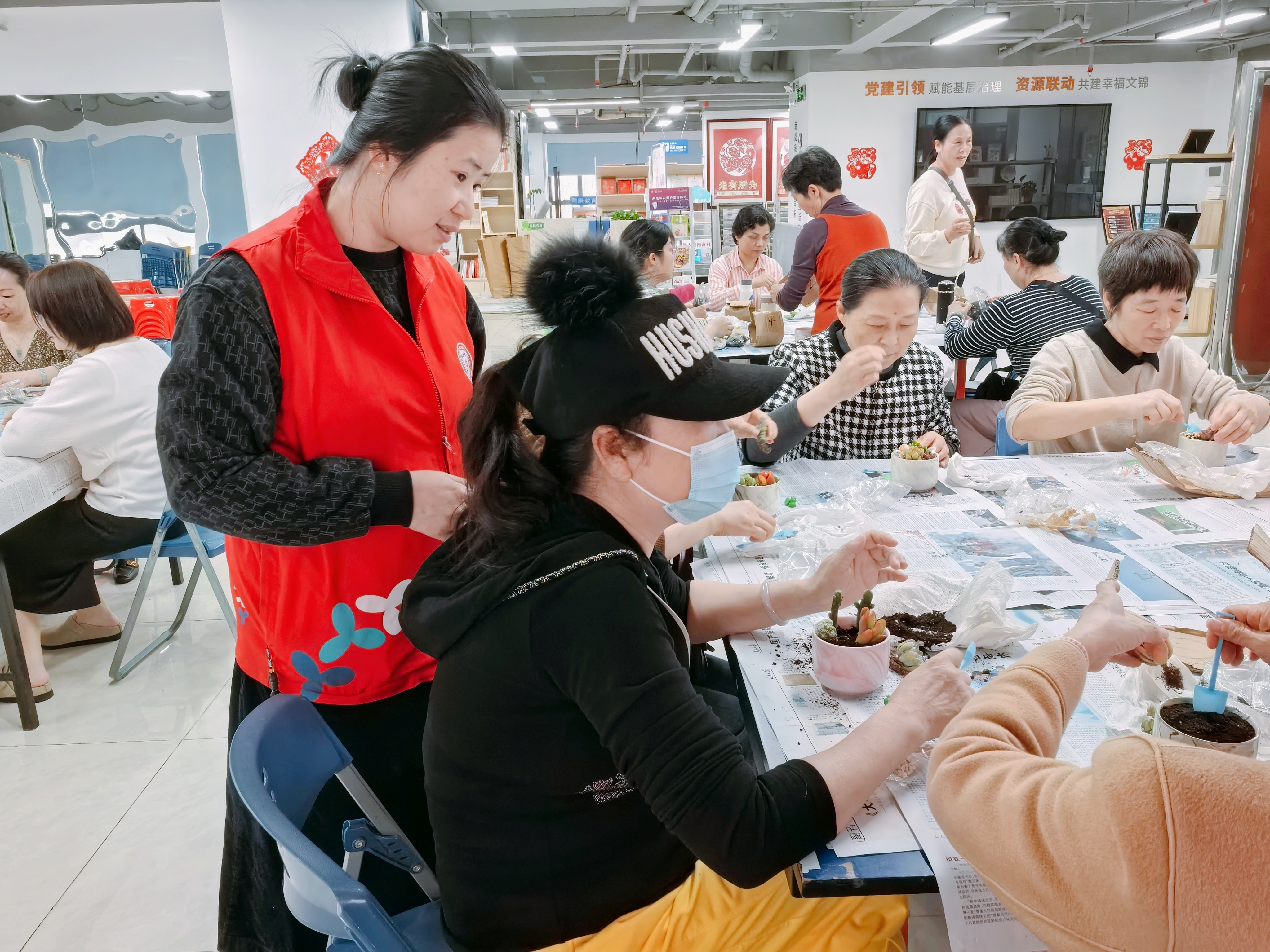 20250312“老有所树,乐享春朝”老年人DIY多肉盆栽活动 (3).jpg 20250312“老有所树,乐享春朝”老年人DIY多肉盆栽活动 (3).jpg