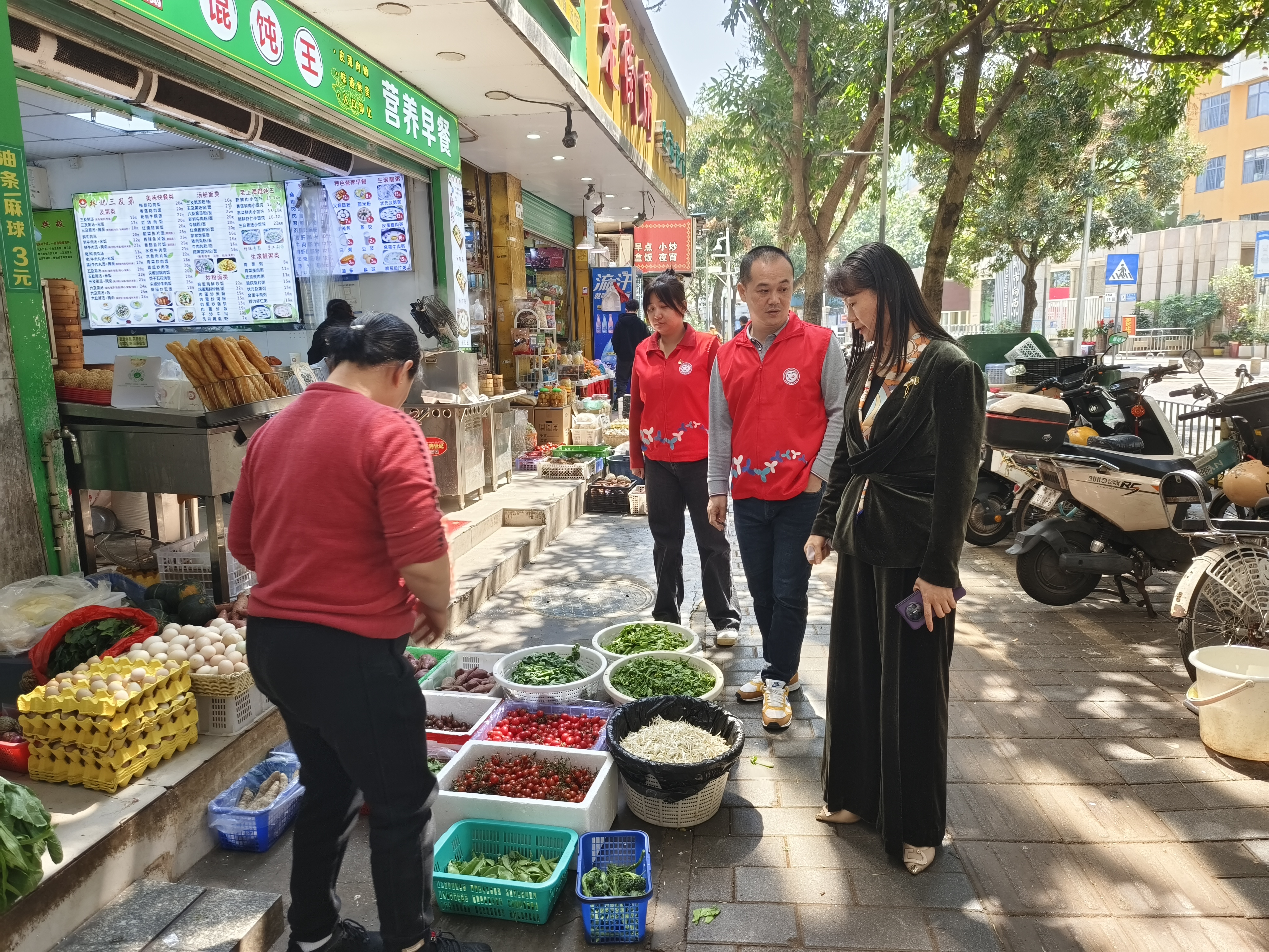 20250320李燕主任巡查社区 (1).jpg 20250320李燕主任巡查社区 (1).jpg