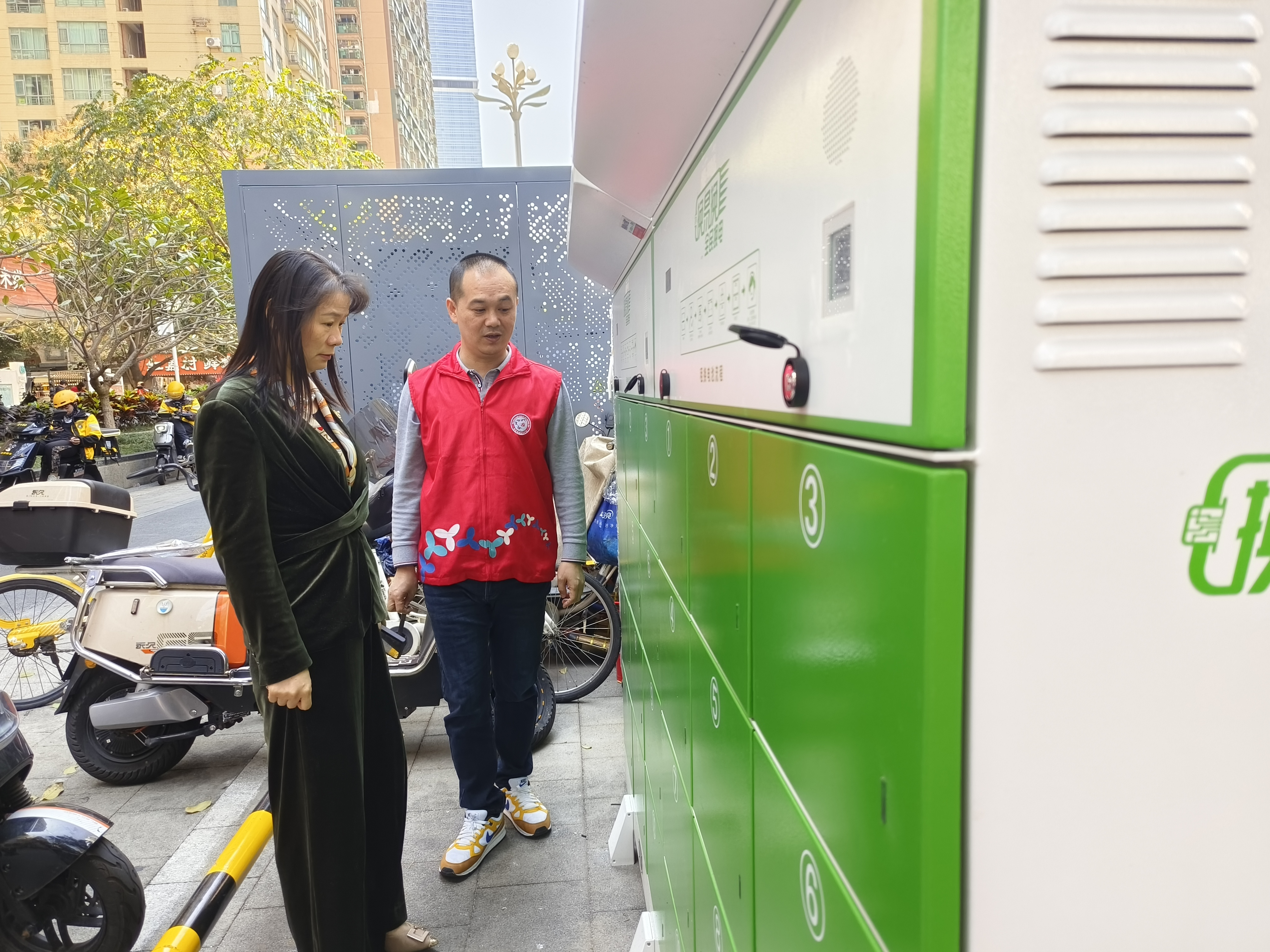 20250320李燕主任巡查社区 (4).jpg 20250320李燕主任巡查社区 (4).jpg