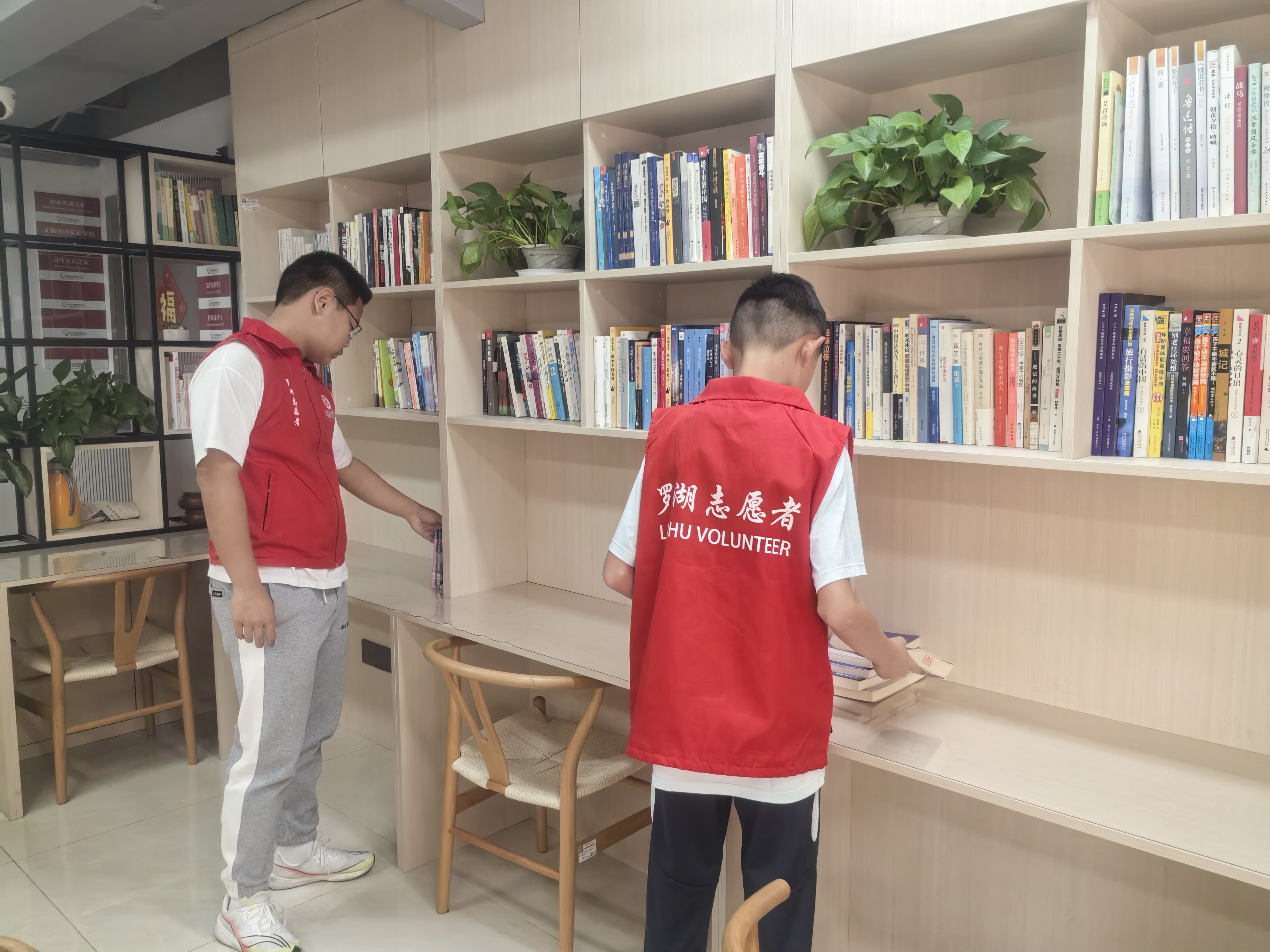 20250322文锦社区开展“书香润心田 志愿暖社区”图书整理志愿活动 (5).jpg 20250322文锦社区开展“书香润心田 志愿暖社区”图书整理志愿活动 (5).jpg