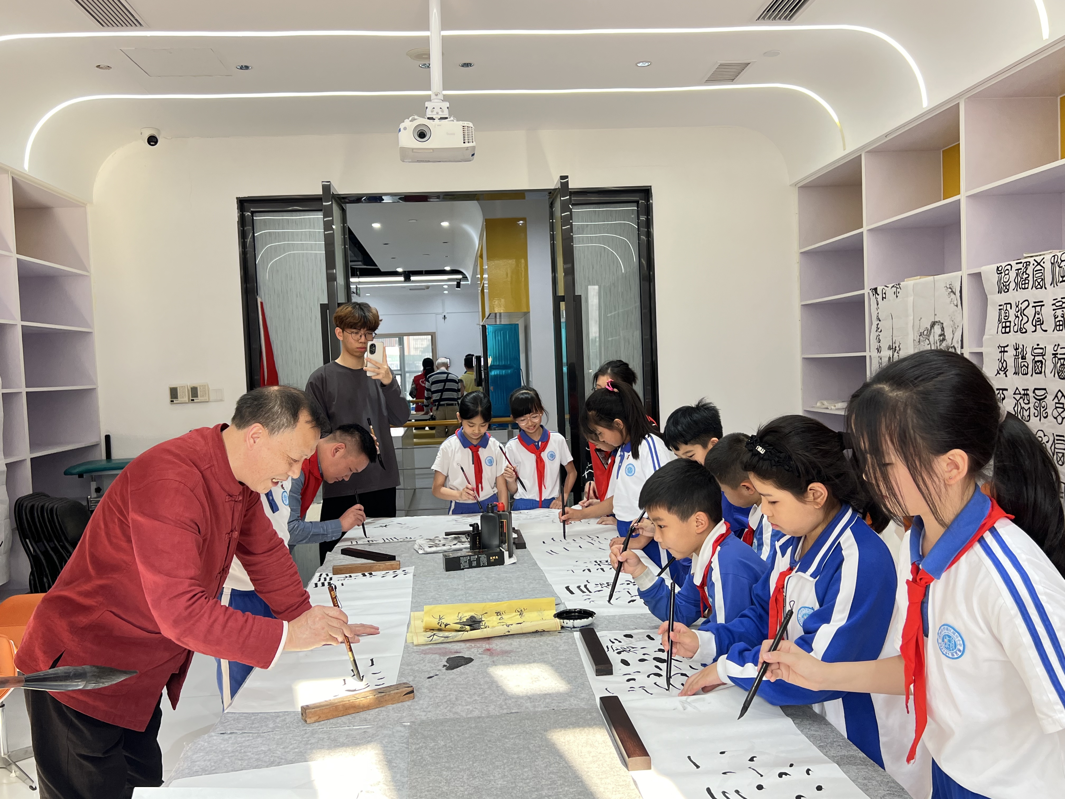 20250325书香传情暖夕阳,校社携手话传承——文锦社区开展爱心陪伴长者活动 (5).jpg 20250325书香传情暖夕阳,校社携手话传承——文锦社区开展爱心陪伴长者活动 (5).jpg