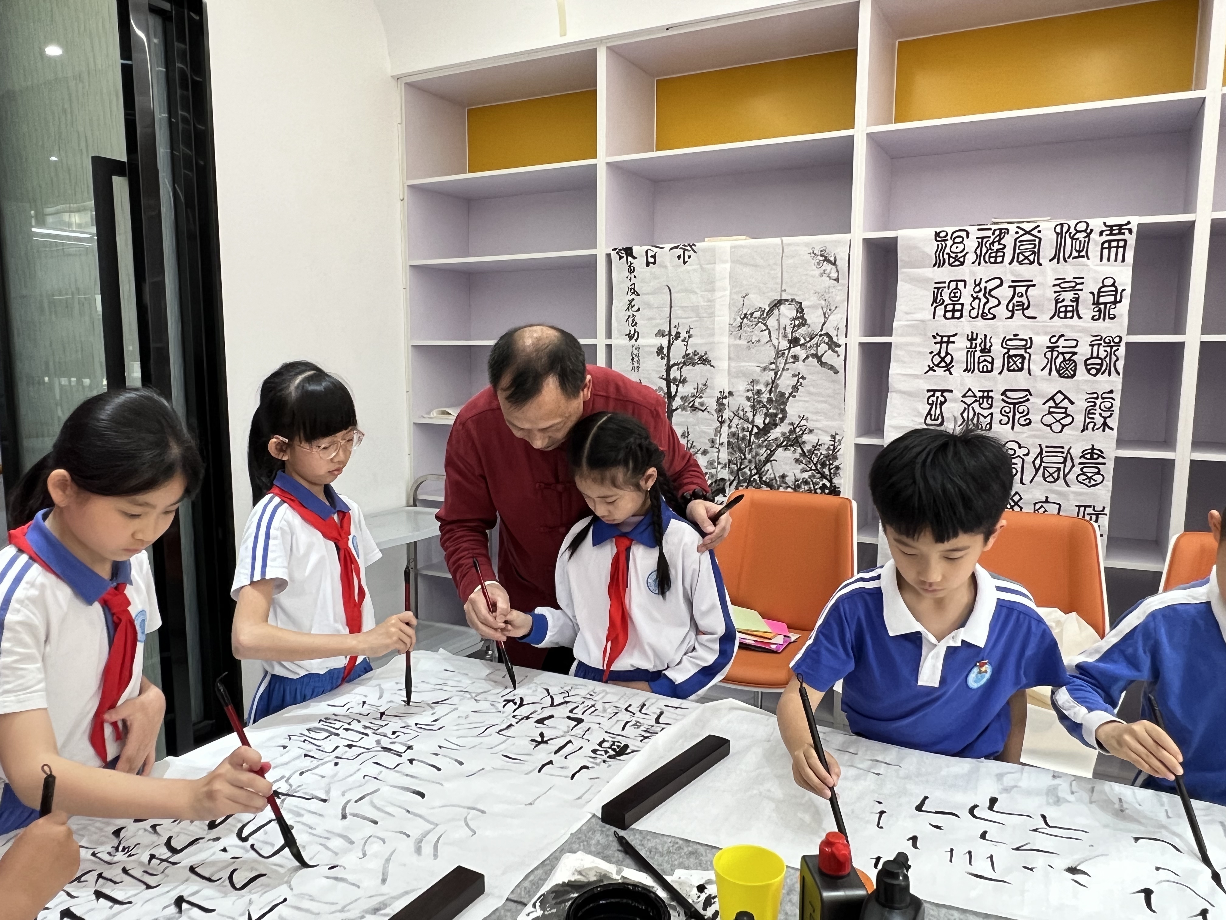 20250325书香传情暖夕阳,校社携手话传承——文锦社区开展爱心陪伴长者活动 (1).jpg 20250325书香传情暖夕阳,校社携手话传承——文锦社区开展爱心陪伴长者活动 (1).jpg