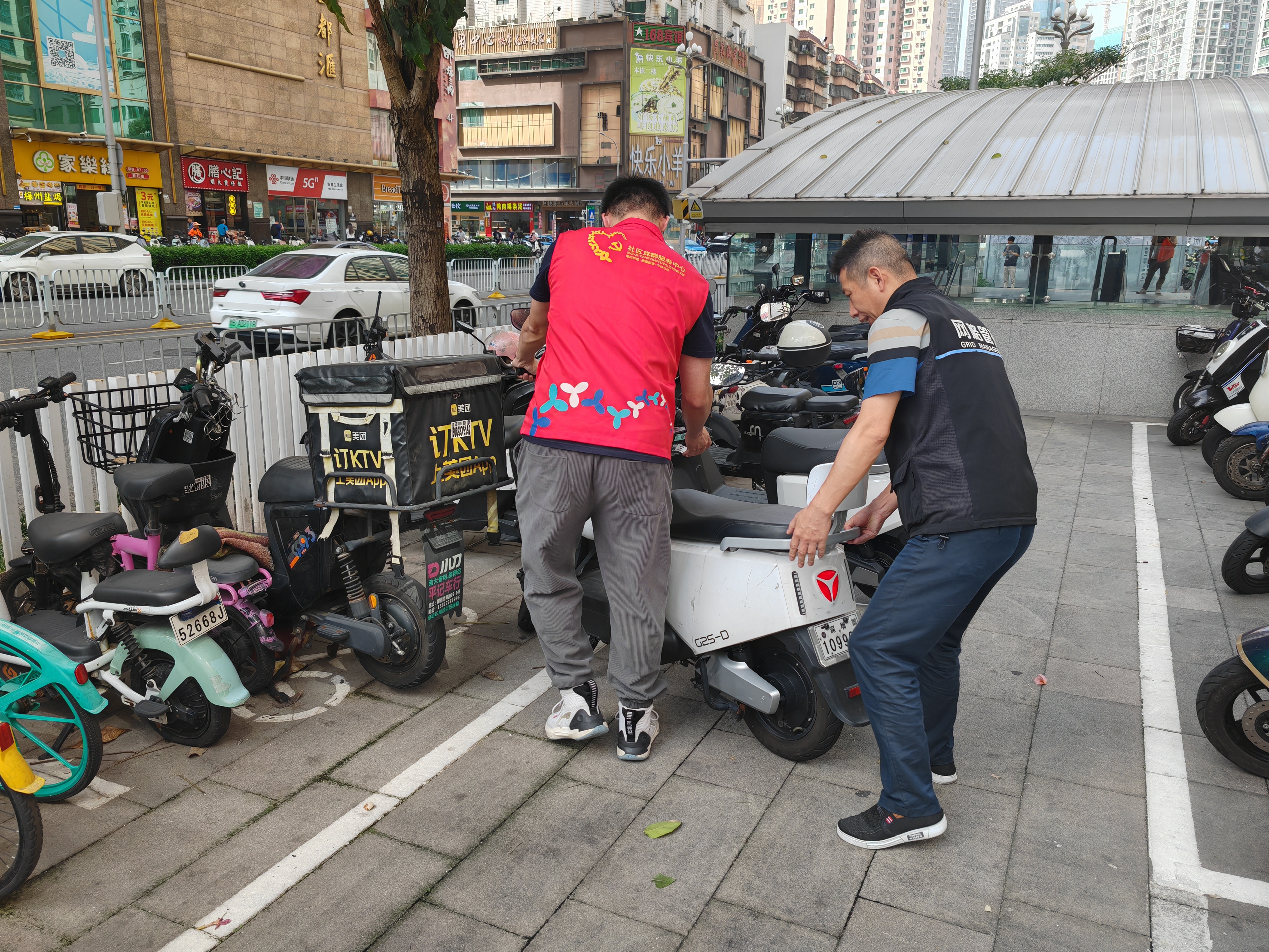 20250414文锦社区开展电动车停放治理行动,携手共建文明出行新风貌 (3).jpg 20250414文锦社区开展电动车停放治理行动,携手共建文明出行新风貌 (3).jpg