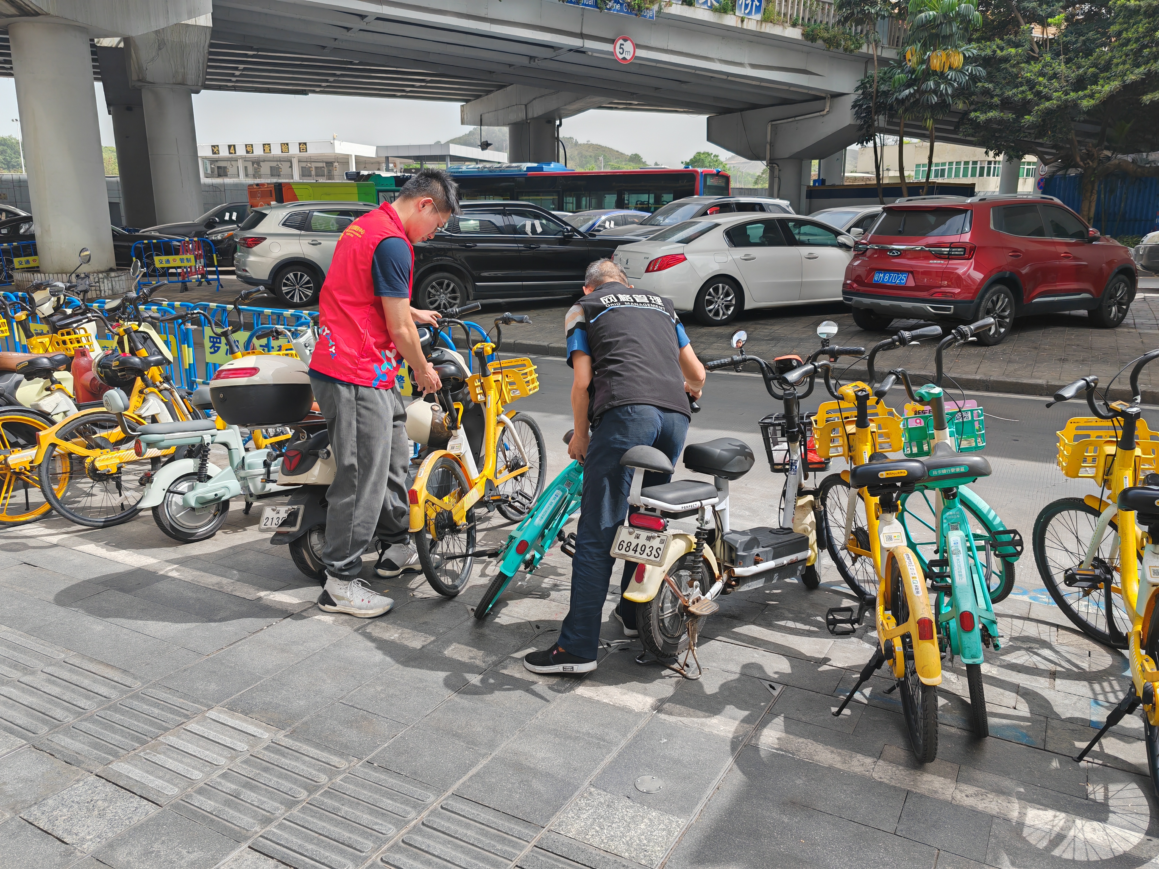 20250414文锦社区开展电动车停放治理行动,携手共建文明出行新风貌 (1).jpg 20250414文锦社区开展电动车停放治理行动,携手共建文明出行新风貌 (1).jpg