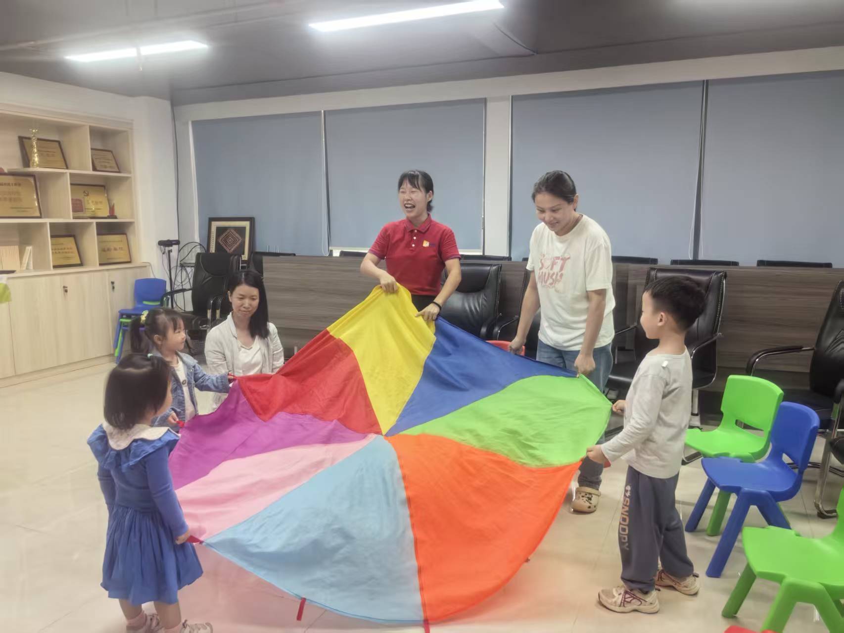 20251101文锦社区“趣玩‘情绪脸’·共赴亲子情绪趴”亲子情绪主题活动圆满举行 (4).jpg 20251101文锦社区“趣玩‘情绪脸’·共赴亲子情绪趴”亲子情绪主题活动圆满举行 (4).jpg