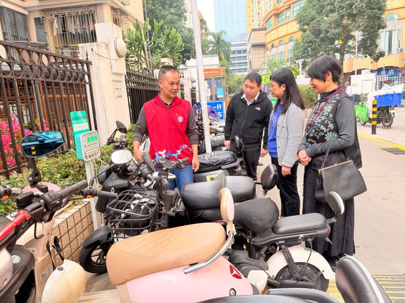 20251229人大代表走访社区 (2).jpg 20251229人大代表走访社区 (2).jpg