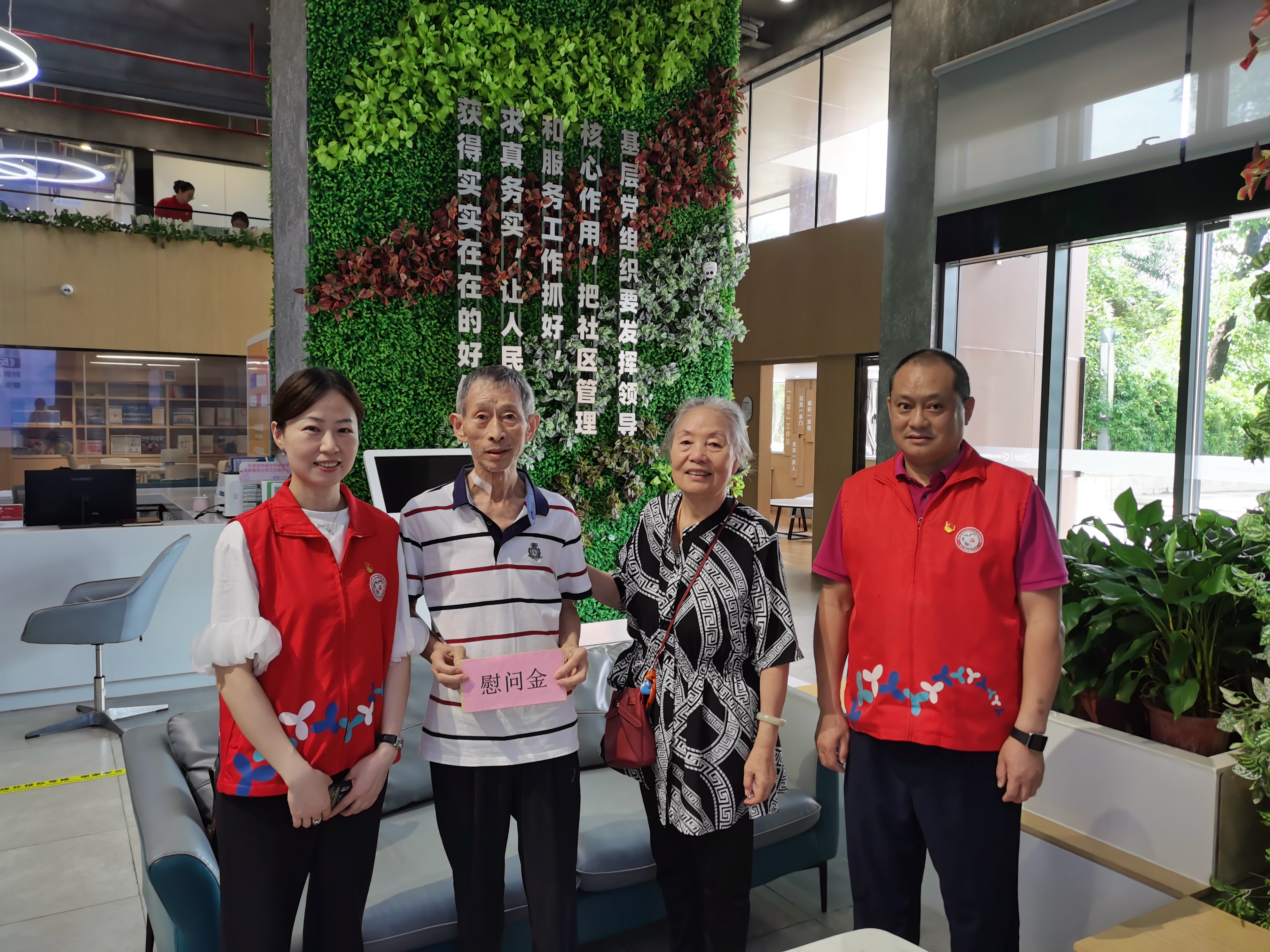 慰问重疾老党员钟蔚文以及他家属.jpg
