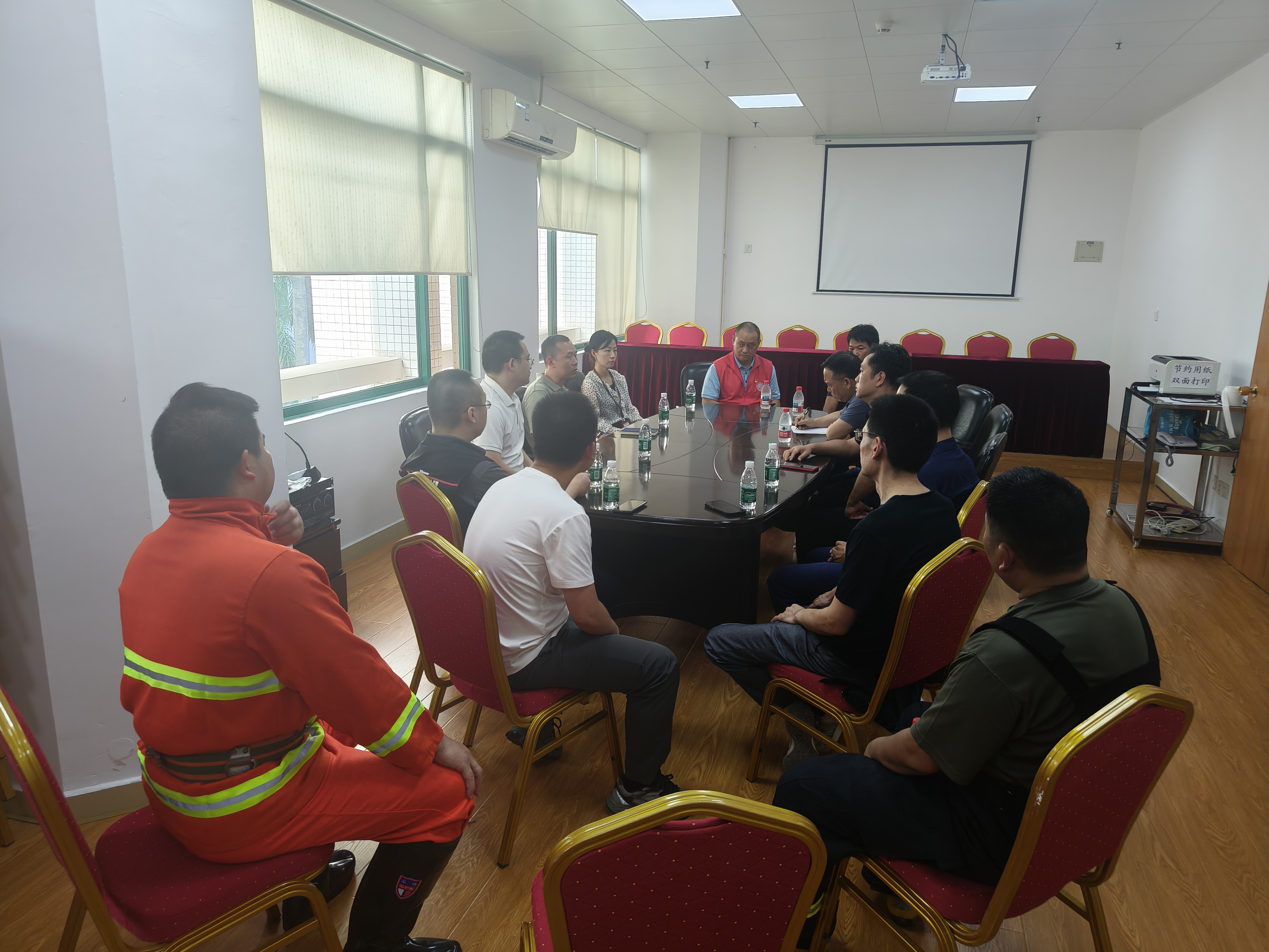 街道党工委委员郭康泰、应急办常务副主任赵宗成带队到渔邨社区对渔民村电单车充电设施及停放场所进行安全生产检查,观摩渔丰物业电单车现场应急演练 (4).jpg 街道党工委委员郭康泰、应急办常务副主任赵宗成带队到渔邨社区对渔民村电单车充电设施及停放场所进行安全生产检查,观摩渔丰物业电单车现场应急演练 (4).jpg