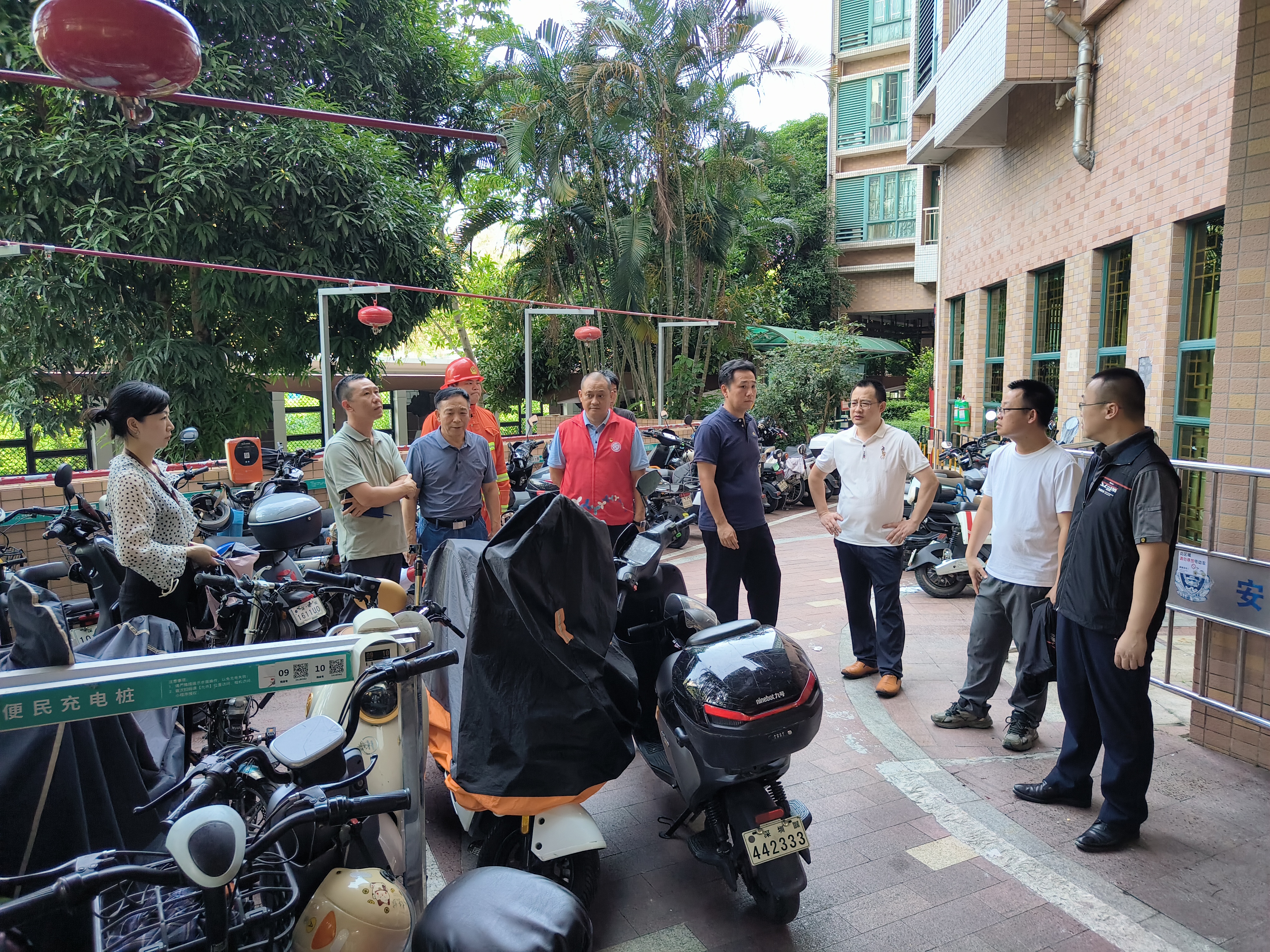 街道党工委委员郭康泰、应急办常务副主任赵宗成带队到渔邨社区对渔民村电单车充电设施及停放场所进行安全生产检查,观摩渔丰物业电单车现场应急演练 (5).jpg 街道党工委委员郭康泰、应急办常务副主任赵宗成带队到渔邨社区对渔民村电单车充电设施及停放场所进行安全生产检查,观摩渔丰物业电单车现场应急演练 (5).jpg