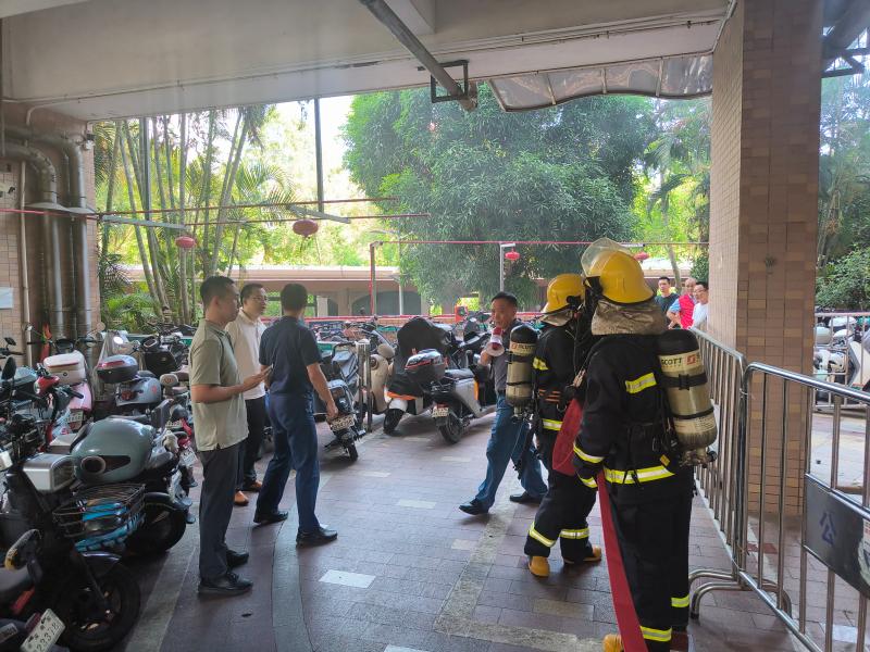 街道党工委委员郭康泰、应急办常务副主任赵宗成带队到渔邨社区对渔民村电单车充电设施及停放场所进行安全生产检查,观摩渔丰物业电单车现场应急演练.jpg 街道党工委委员郭康泰、应急办常务副主任赵宗成带队到渔邨社区对渔民村电单车充电设施及停放场所进行安全生产检查,观摩渔丰物业电单车现场应急演练.jpg