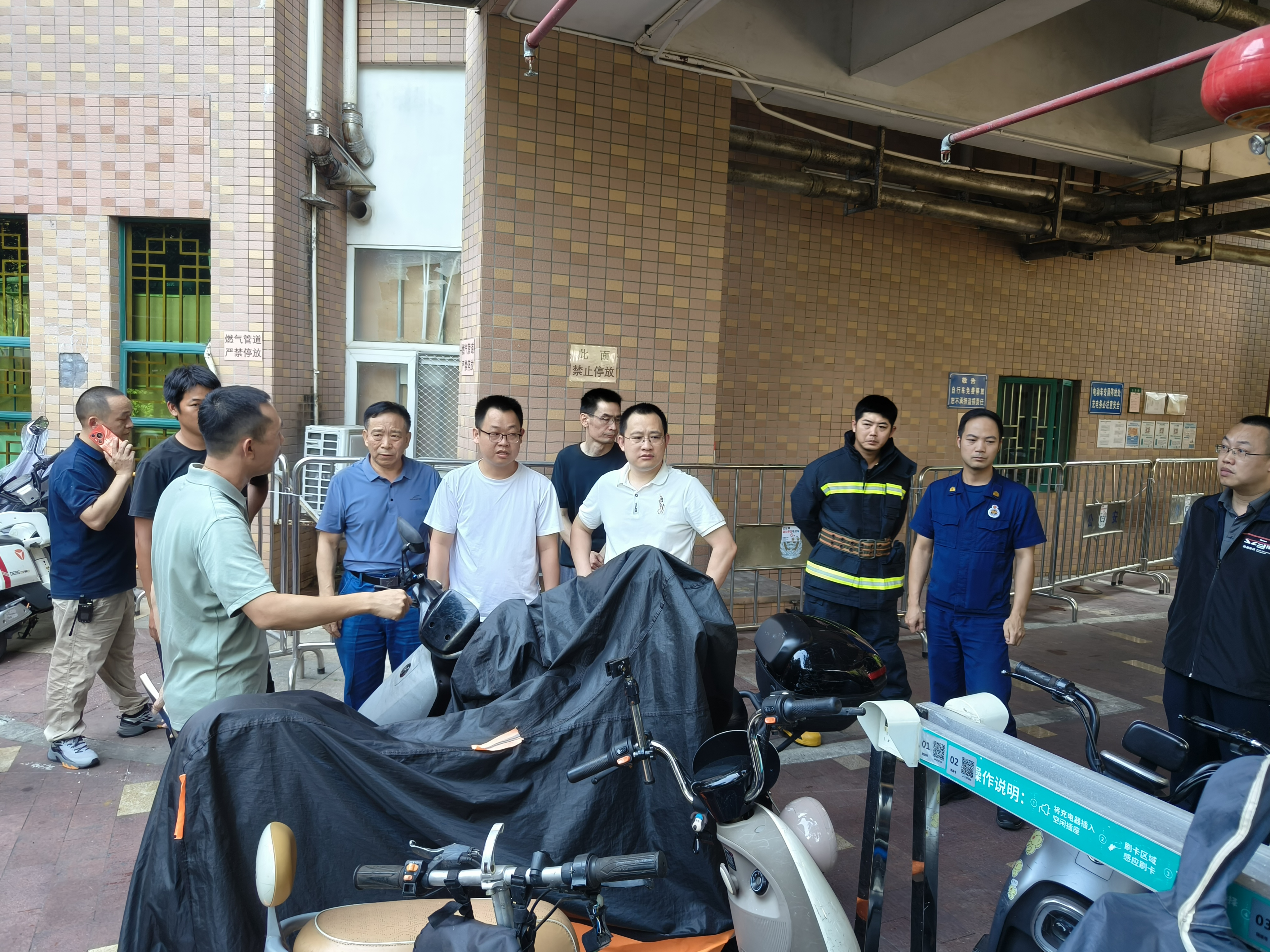 街道党工委委员郭康泰、应急办常务副主任赵宗成带队到渔邨社区对渔民村电单车充电设施及停放场所进行安全生产检查,观摩渔丰物业电单车现场应急演练 (2).jpg 街道党工委委员郭康泰、应急办常务副主任赵宗成带队到渔邨社区对渔民村电单车充电设施及停放场所进行安全生产检查,观摩渔丰物业电单车现场应急演练 (2).jpg