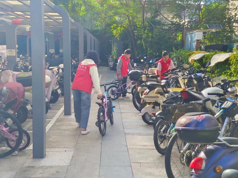 学生志愿者助力社区电动车整治行动 .jpg