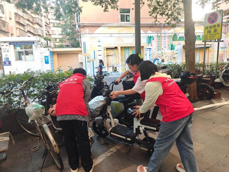 学生志愿者助力社区电动车整治行动 (3).jpg