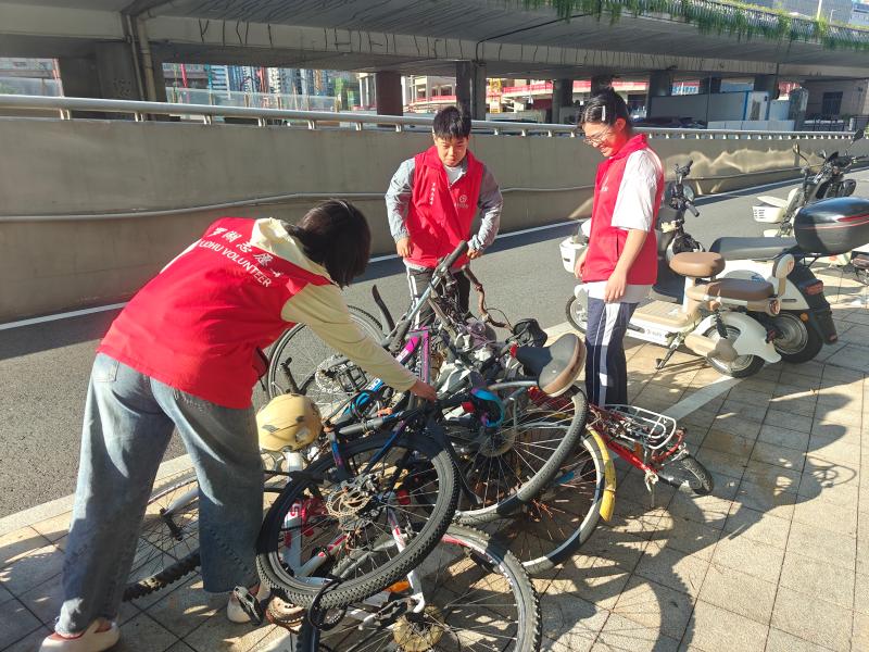 学生志愿者助力社区电动车整治行动 (2).jpg